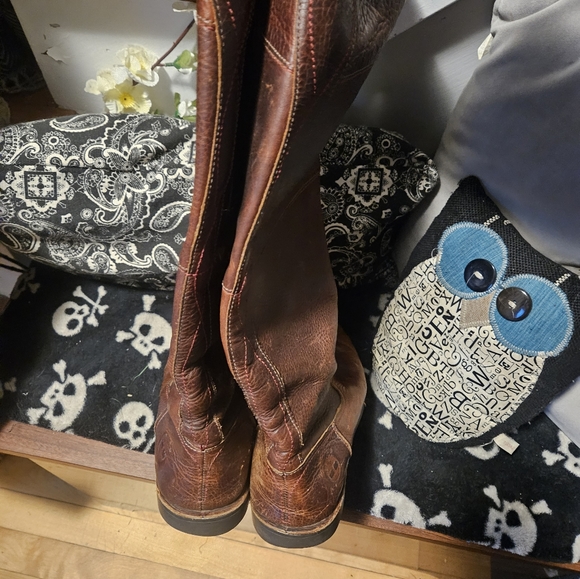 2/$35 Timberland leather boots - Picture 3 of 4